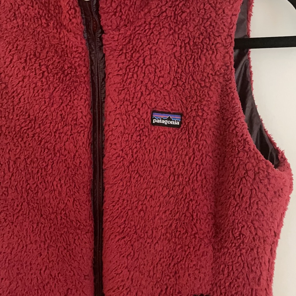 Patagonia red women’s reversible vest - Picture 2 of 5